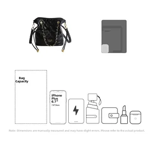 Détail montrant la capacité du sac seau matelassé pour téléphone et parapluie