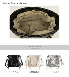 Vue intérieure du sac seau matelassé montrant la doublure et trois options de couleurs