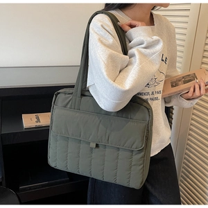Detail der gesteppten Puffer-Tasche in Armeegrün aus Nylon mit großer Vordertasche