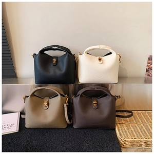 Sacs seaux en cuir grainé de quatre couleurs avec fermoirs rotatifs dorés élégants