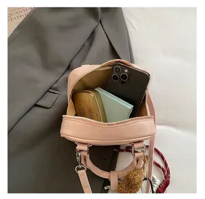 Vue intérieure du mini sac rose montrant la capacité pour maquillage et smartphone