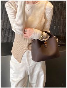 Vue détaillée du sac seau marron foncé vintage avec texture litchi et boucle dorée