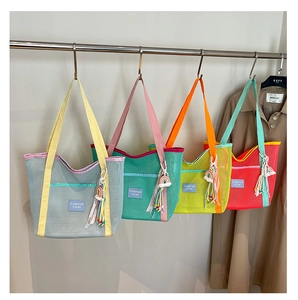 Sacs cabas colorés en maille ajourée avec poignées contrastées et glands à perles