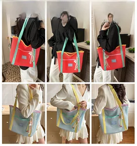 Détails du grand sac cabas en maille montrant les anses contrastées et l'accessoire gland