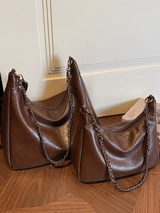 Retro large capacity tote bag in brown oily leather with metallic chain straps