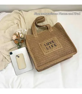 Détail du sac cabas en paille crochetée avec broderie LOVE LIFE montrant sa grande capacité