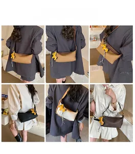 Détail de sacs à bandoulière minimalistes en cuir en quatre couleurs avec charm cheval