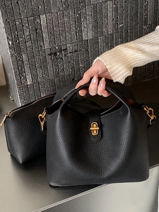 Sac seau classique en cuir grainé noir avec pochette interne et fermoir rotatif doré