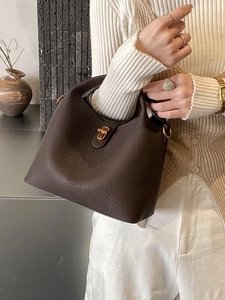 Sac seau vintage en cuir grainé marron foncé avec détails dorés et poignée chic