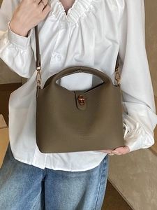 Sac seau vintage en cuir marron avec poignée et fermoir pivotant doré élégant