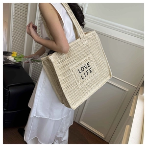 Détail du sac cabas crochet crème avec broderie LOVE LIFE en situation réelle