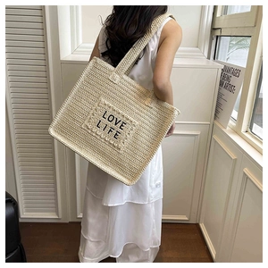 Détail du sac cabas en paille tissée avec broderie LOVE LIFE et bandoulière épaisse