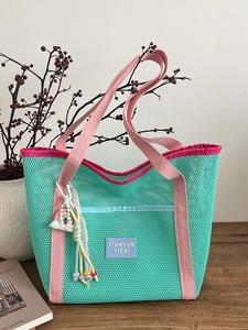 Sac Cabas en Maille pour Femmes Mode Grande Capacité Ajouré Sac à Épaule Bloc de Couleur Sac de Plage Avec Pendentif Arcobaleno