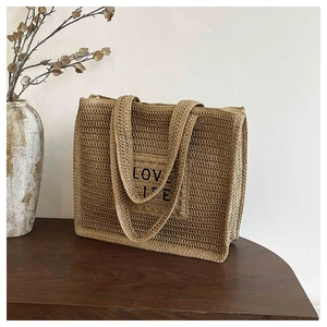 Détail du sac cabas en paille kaki avec broderie LOVE LIFE noire et anses doubles