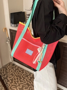 Sac fourre-tout en résille rouge avec anses vert menthe et breloque arc-en-ciel colorée