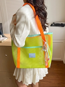 Sac fourre-tout en maille jaune néon avec anses orange et charm arc-en-ciel coloré