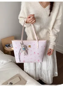 Sac fourre-tout rose avec imprimé dessin animé et breloque ours en peluche dans une chambre