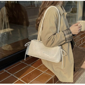 Sac baguette blanc minimaliste avec étoiles bleues et détails de nœuds latéraux