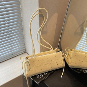 Sac baguette crème minimaliste avec motif d'étoiles argentées et nœuds sur les côtés