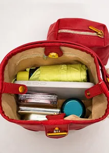 Draufsicht der roten Beuteltasche zeigt großes Fassungsvermögen und Magnetverschluss-Detail