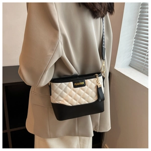 Detailansicht der Kontrasttasche mit Rautensteppung und gewebtem Schultergurt