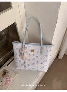 Détail du grand sac cabas bleu clair avec motifs d'ours mignons et un pendentif de chien