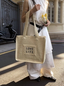 Grand sac cabas en paille crochetée beige avec broderie LOVE LIFE sur mannequin