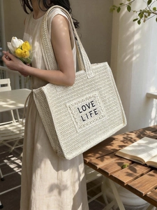 Sac cabas en paille style champêtre français avec broderie LOVE LIFE en décor naturel