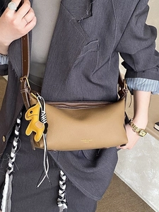 Sac bandoulière minimaliste en cuir marron avec breloque cheval jaune pour femme