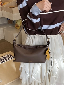 Sac bandoulière minimaliste en cuir marron foncé avec charme jaune et surpiqûres