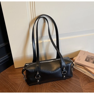 Detailaufnahme der schwarzen PU-Leder Achseltasche mit silbernen Ringschnallen und Reißverschluss