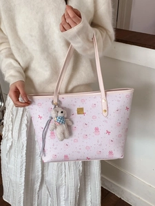 Sac fourre-tout rose en similicuir avec motifs de dessin animé et breloque ours