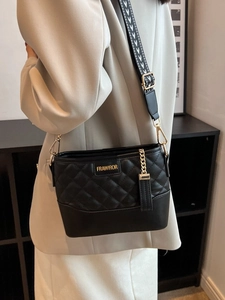 Modische schwarze Stepp-Beuteltasche mit ethnischem Webgurt und goldenen Beschlägen