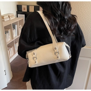 Minimalistische weiße Schultertasche aus Kunstleder mit silbernen Schnallen an einem Model