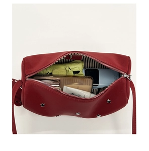 Vue de dessus de l'intérieur du sac à rivets rouge montrant sa grande capacité et doublure