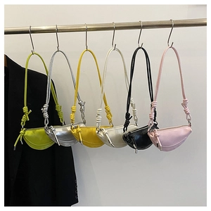 Série de mini sacs bandoulière demi-lune colorés avec bandoulières nouées et fermetures éclair