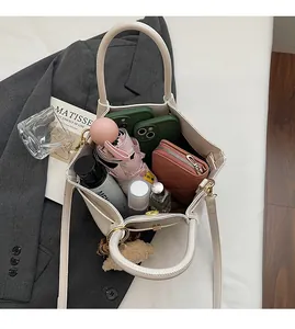 Vue de dessus d'un grand sac fourre-tout crème montrant l'intérieur et l'espace