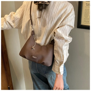 Dettaglio della borsa vintage in pelle testa di moro con stella d'argento e logo