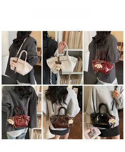 Sac à main en cuir verni de plusieurs couleurs avec un charm d'ours en peluche