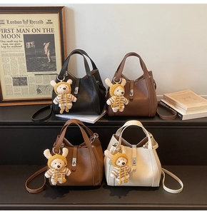 Sacs seaux en cuir grainé quatre couleurs avec charm d'ours et boucles en métal argenté