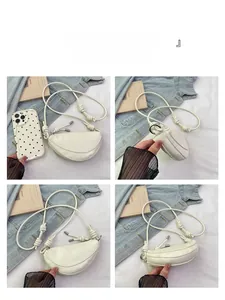 Vue détaillée du sac selle blanc en similicuir avec bandoulière à nœuds décoratifs