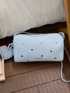 Sac à Épaule Cylindrique à Rivets Étoilés pour Femmes Sac Bandoulière Boston en Cuir Synthétique avec Pendentif Cœur