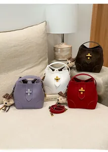 Vue détaillée des sacs seaux élégants en violet, blanc, rouge et couleur caramel