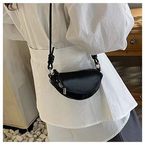 Détail d'un mini sac selle noir en forme de croissant avec fermeture éclair argentée