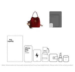 Détail montrant la capacité du sac seau en daim rouge pour téléphone et essentiels