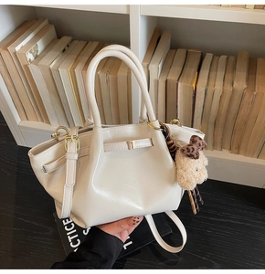 Détail du sac cabas en similicuir crème avec boucle en métal et charmant petit ours