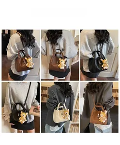 Sac seau motif litchi avec charmant petit ours et bandoulière réglable pour femme