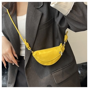 Détails du petit sac bandoulière jaune en forme de demi-lune avec nœud décoratif