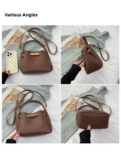 Vues détaillées du sac seau en cuir grainé marron foncé sous plusieurs angles différents