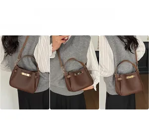 Détails du sac seau marron avec fermoir rotatif doré et bandoulière réglable chic